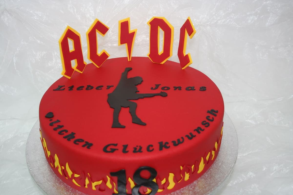 Rock'n'Roll Torte mit AC/DC Logo, Gitarrist-Silhouette und Flammen