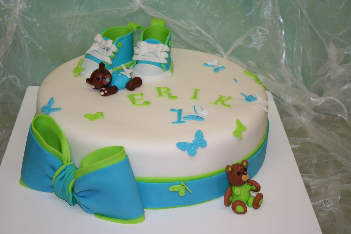 Süße Babytorte mit Babyschuhen und Teddybären