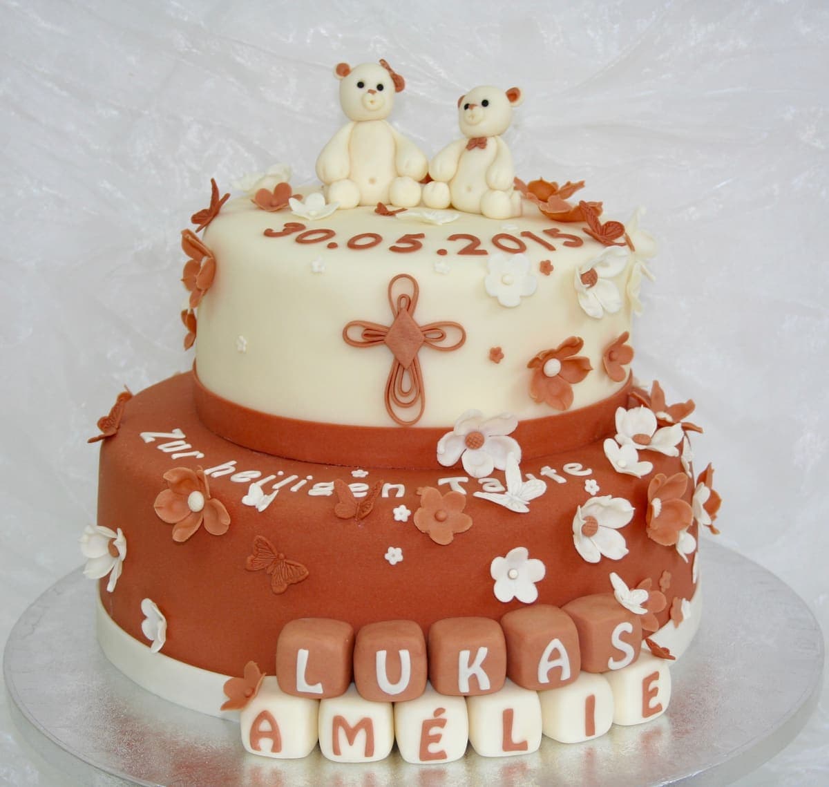 Tauftorte mit Teddybären, Kreuz und Blumen-Dekoration