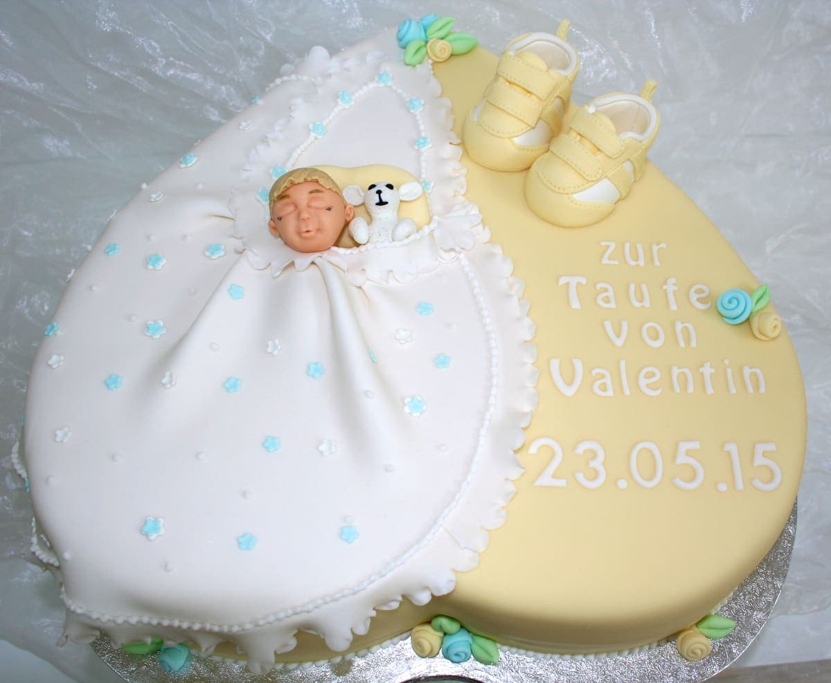 Liebevolle Tauftorte mit Baby-Figur und religiösen Elementen