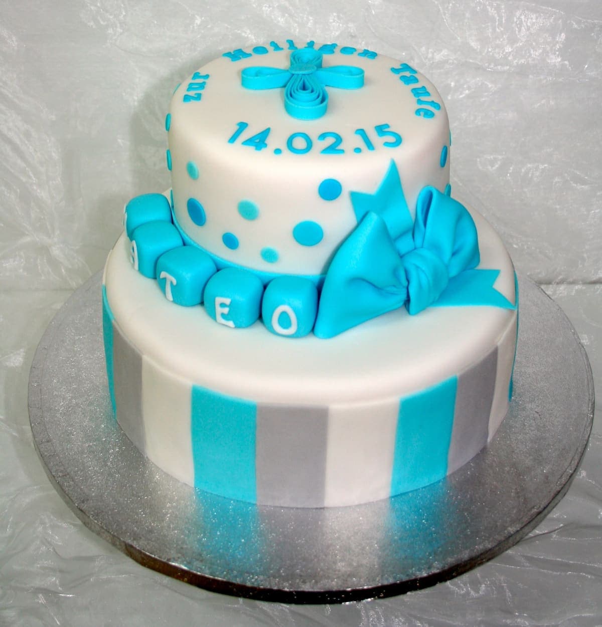 Blaue Tauftorte mit Kreuz, Bausteinen und Schleife