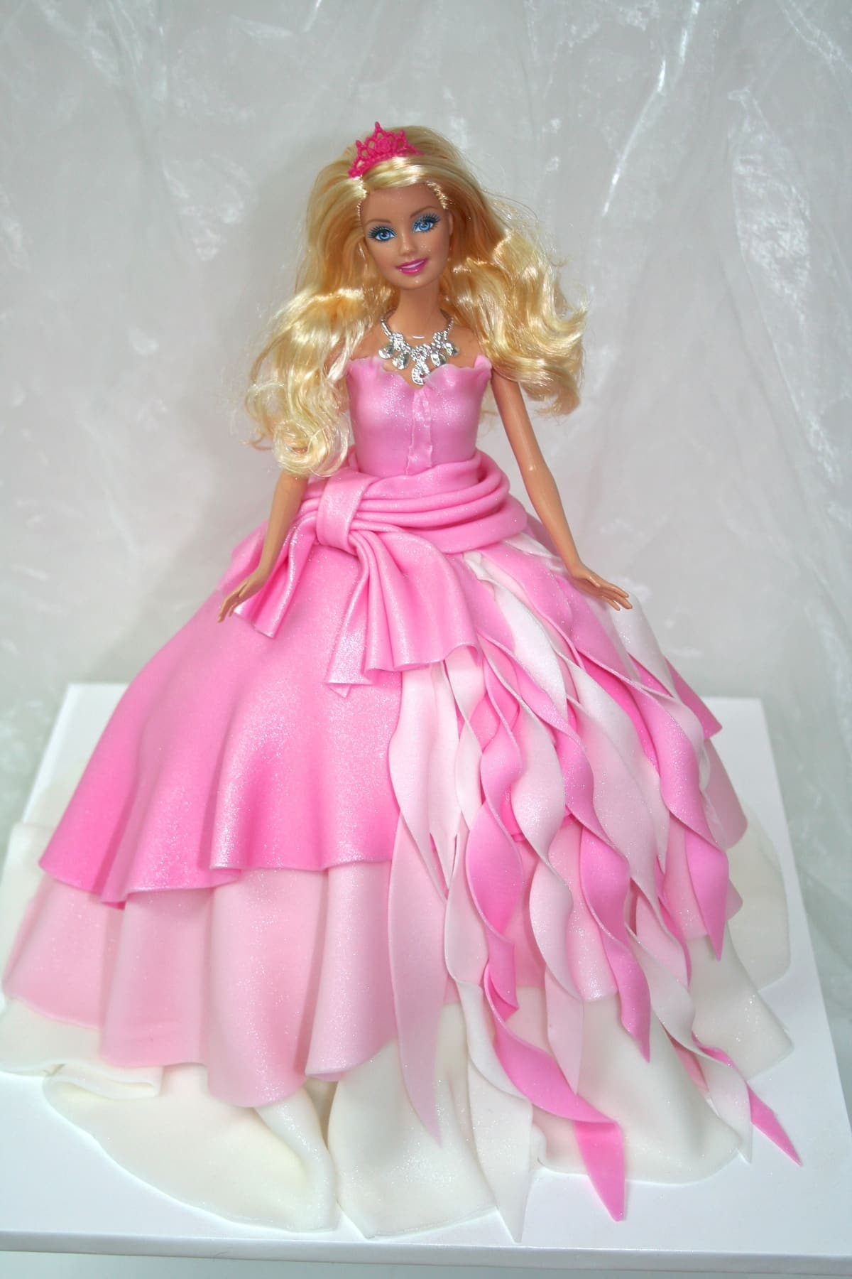 Spektakuläre Barbie-Torte mit mehrstöckigem rosa Ballkleid aus Fondant