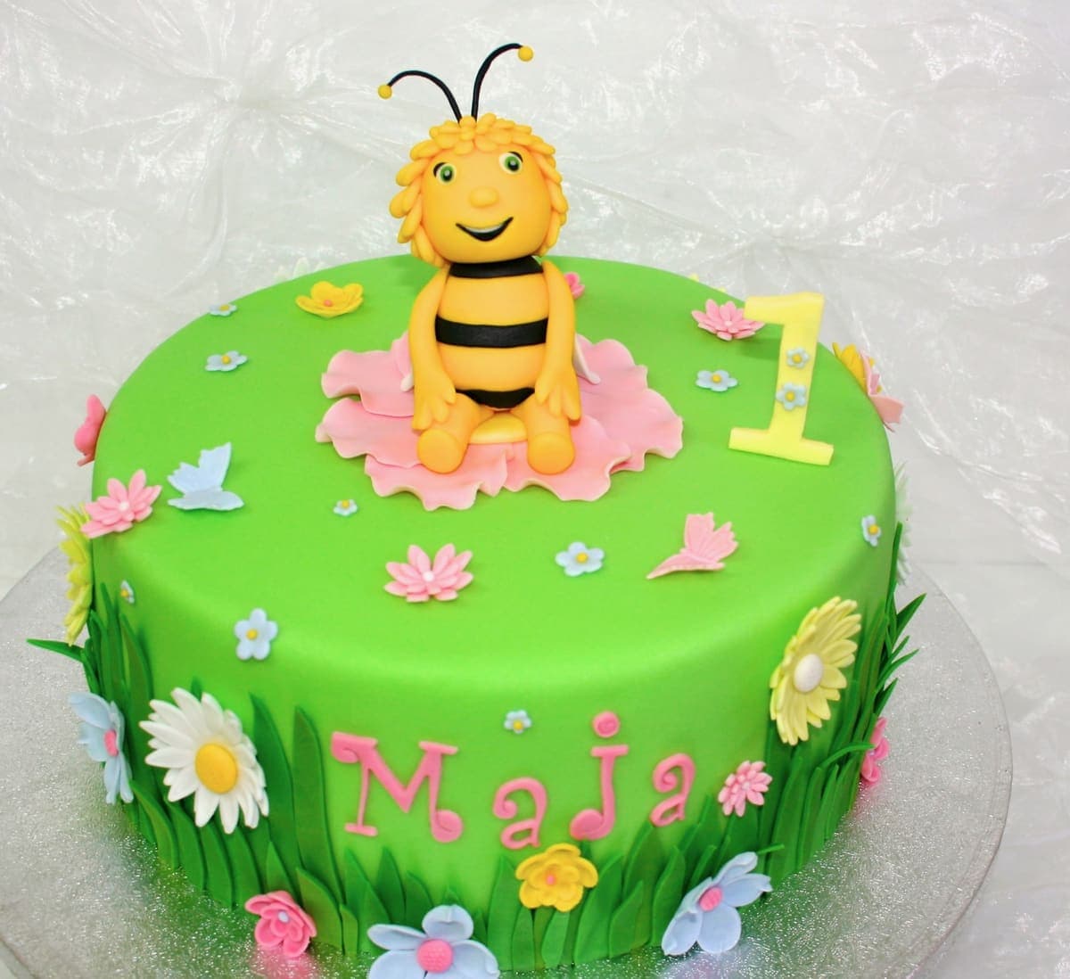 Süße Biene Maja Torte zum 1. Geburtstag mit Blumenwiese