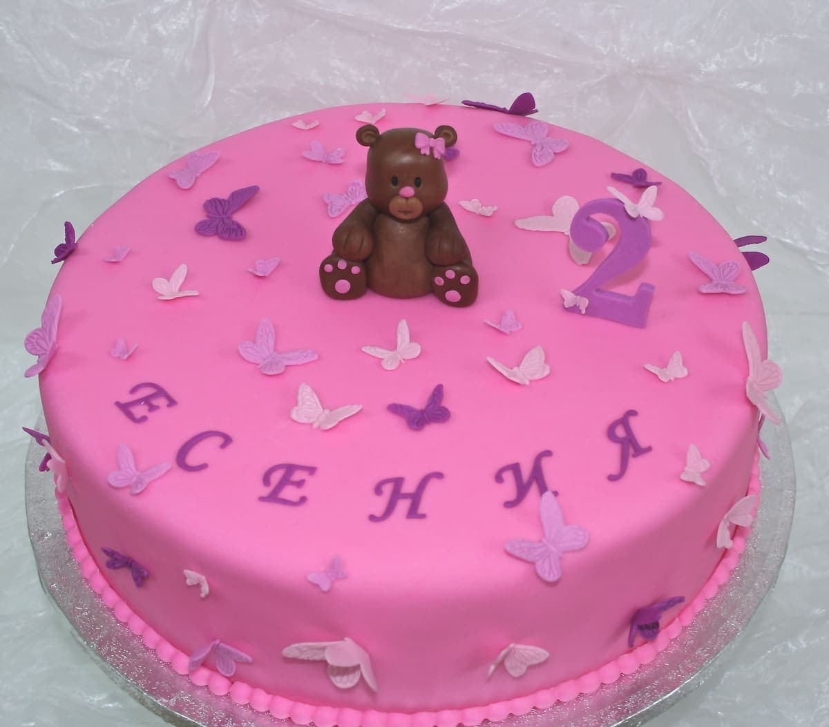 Rosa Torte mit Teddybär, Schmetterlingen und Zahl 2