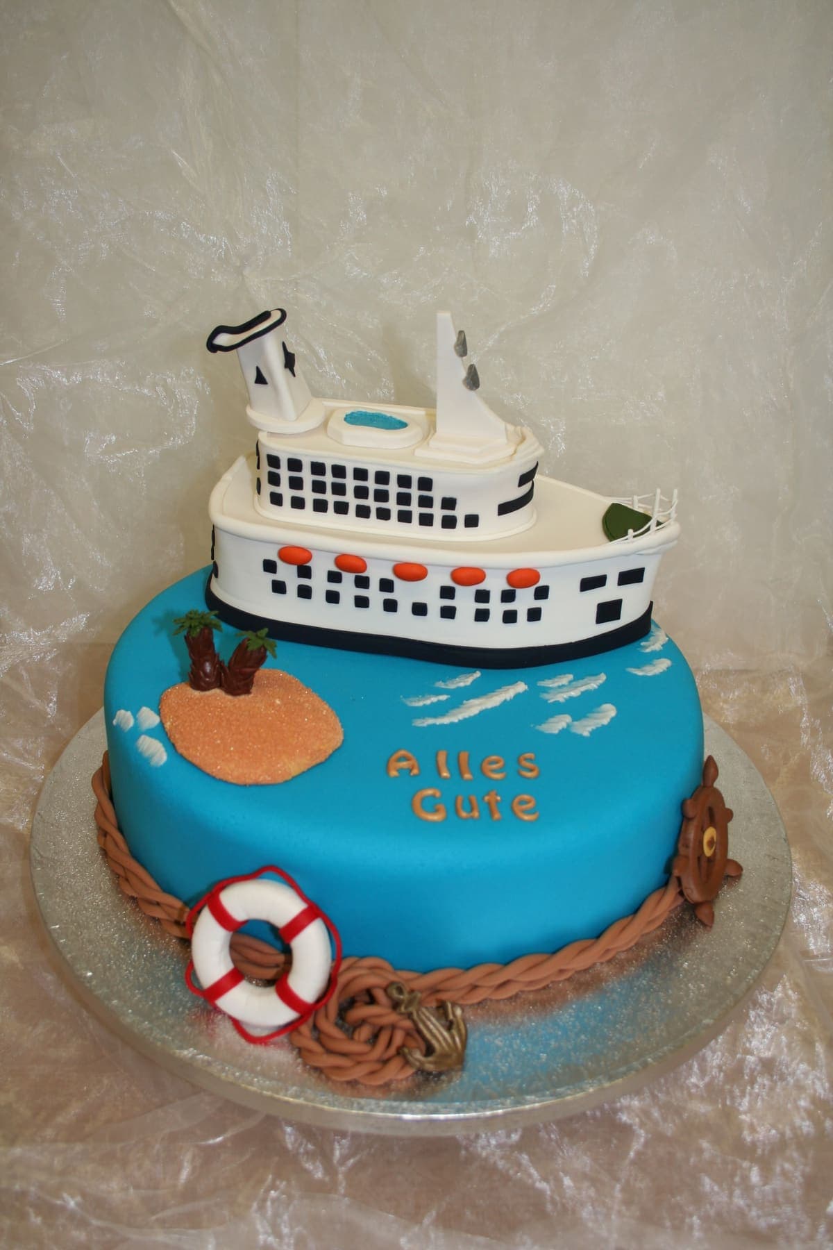 Detailreiche Kreuzfahrtschiff-Torte mit maritimen Elementen