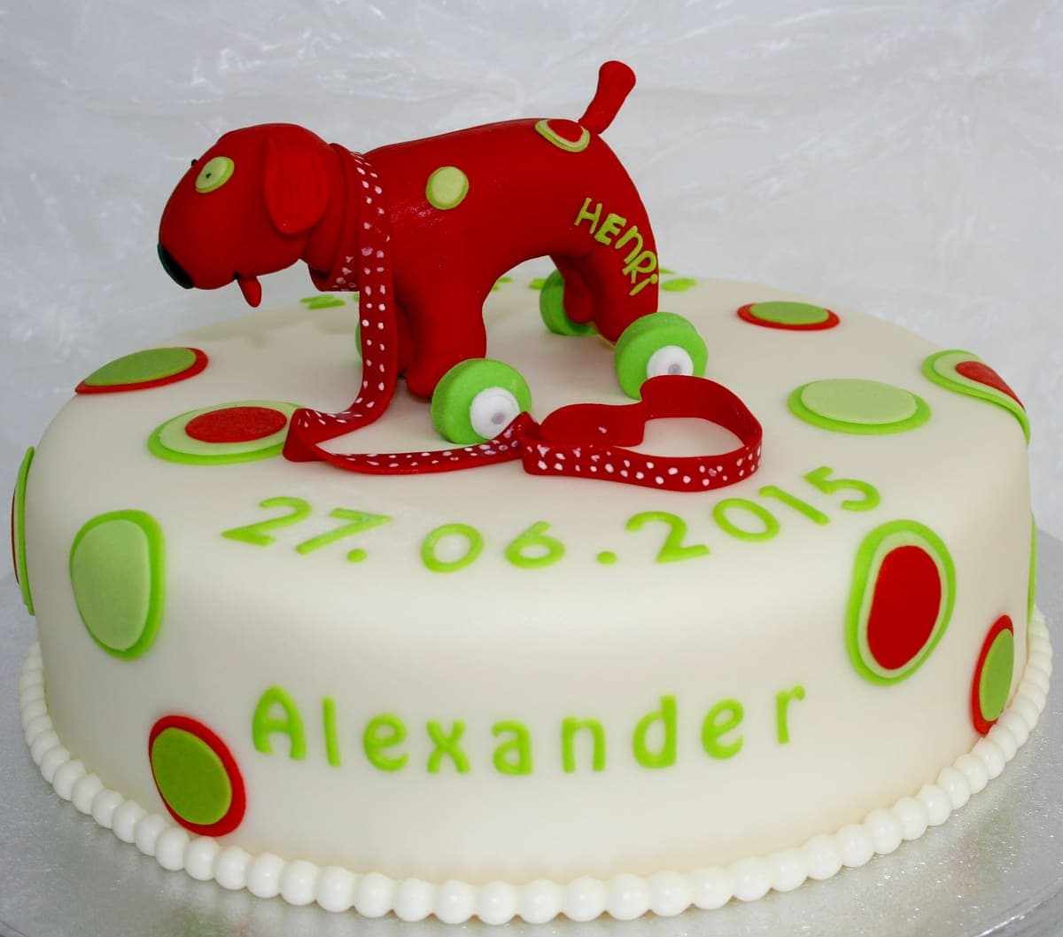 Kreative Hunde-Torte mit rotem Hund und bunten Punkten für Alexander