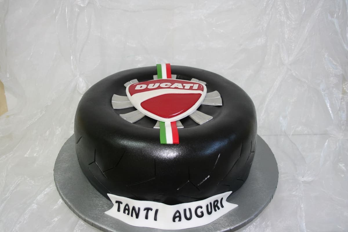 Realistische Motorradreifen-Torte mit Ducati-Logo und italienischen Farben