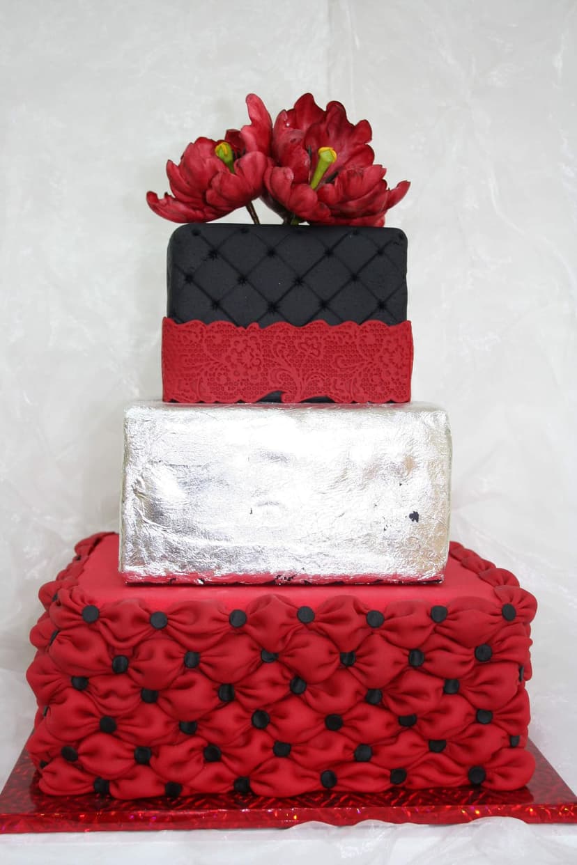 Elegante rot-schwarze Hochzeitstorte