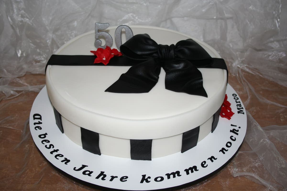 Elegante Geschenkbox-Torte zum 50. mit schwarzer Schleife