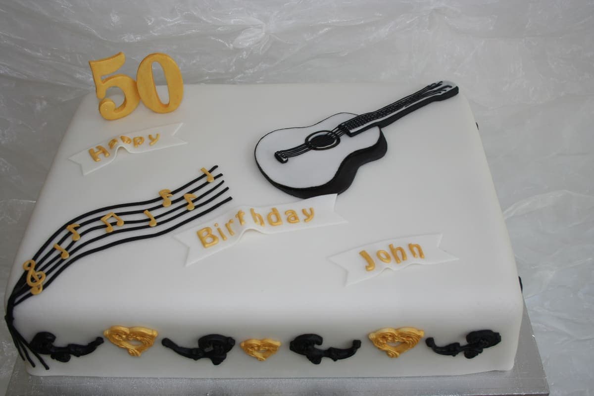 Musik-Torte zum 50. Geburtstag mit Gitarre und Notenlinien
