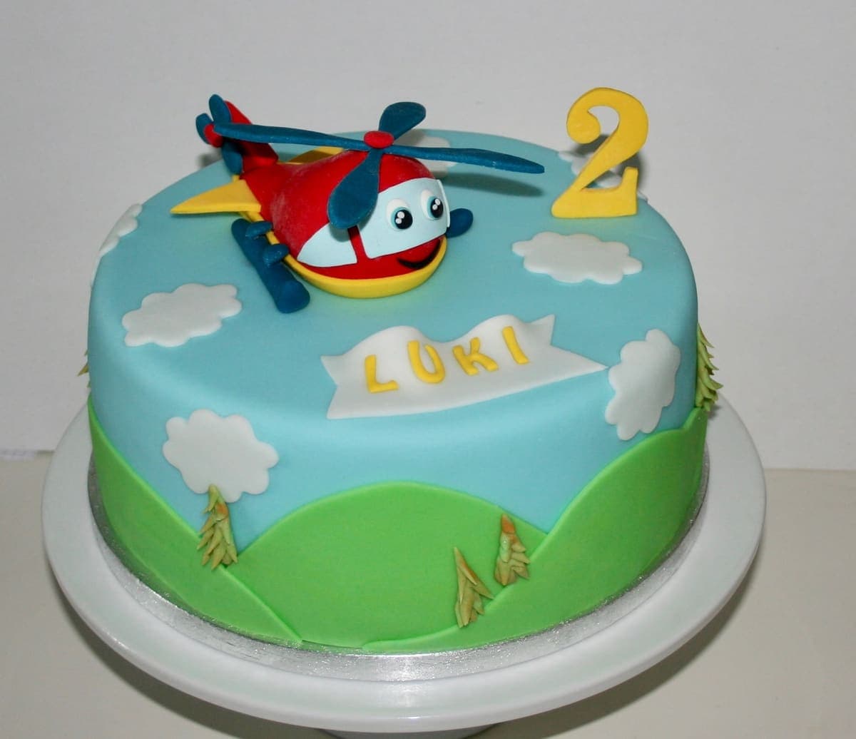 Hubschrauber-Motivtorte zum 2. Geburtstag mit Himmel und Landschaft
