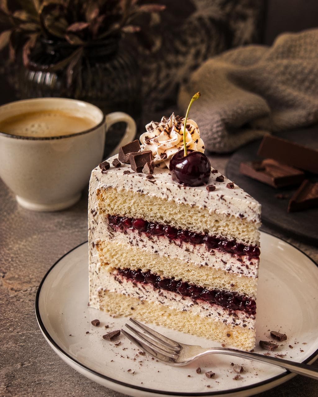 Kirschzauber-Torte mit Stracciatella-Buttercreme und Kirscheinlage von Bavaria Cake Landshut