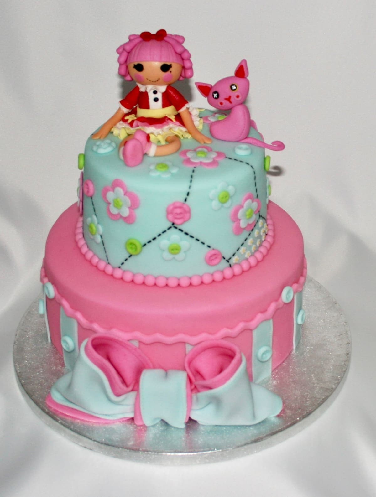Bunte Lalaloopsy-Torte mit Puppen-Figuren für Kindergeburtstag