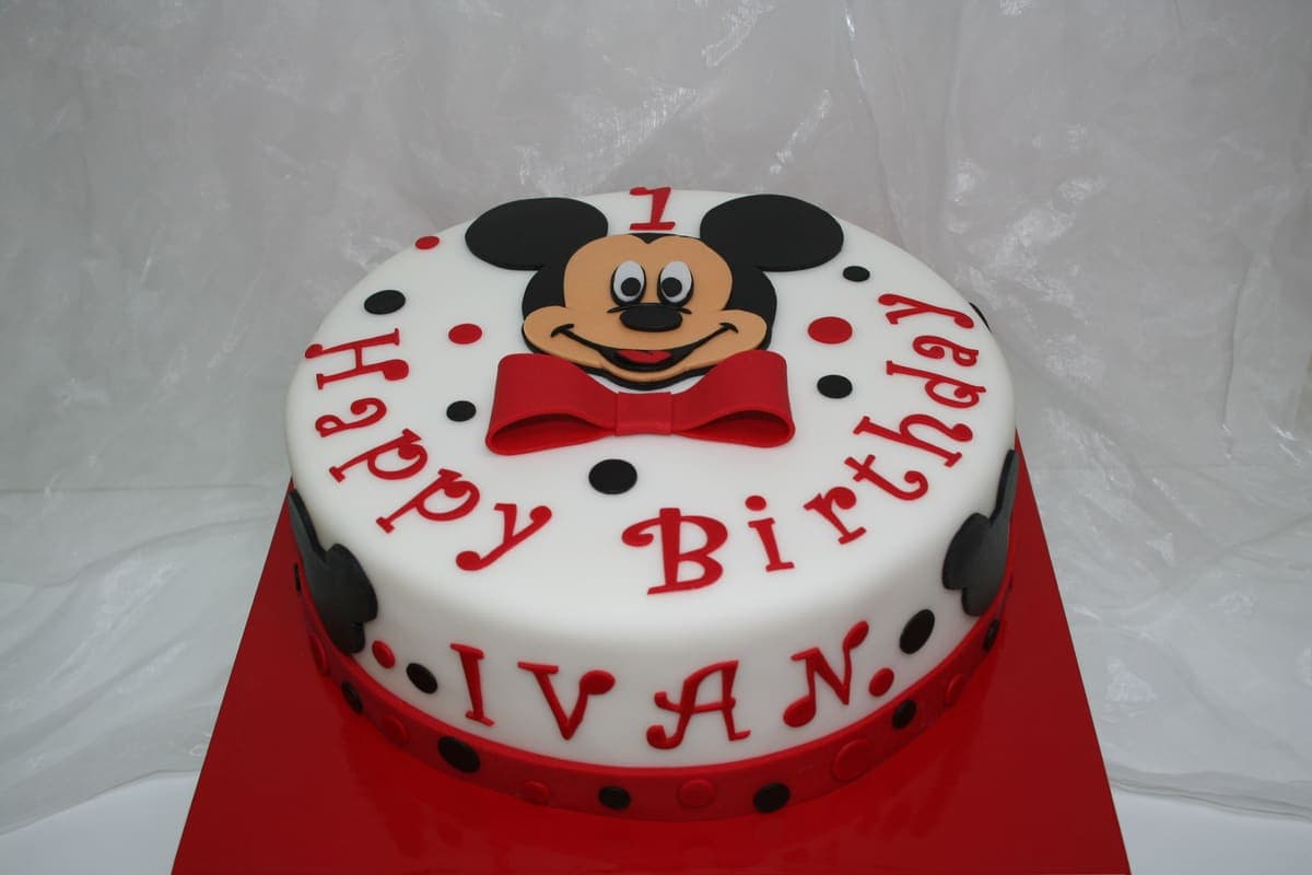 Zweistöckige Mickey Mouse Torte mit Polka Dots und roter Fliege