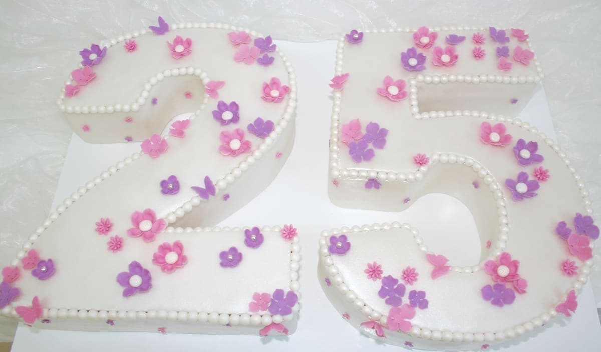 25. Geburtstagstorte in Zahlenform mit rosa und lila Blüten