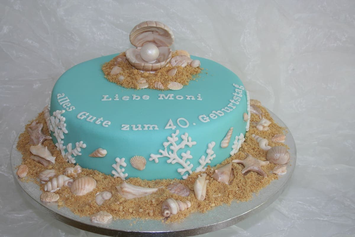 Maritime Torte mit Muscheln, Perlen und Sandstrand-Dekoration