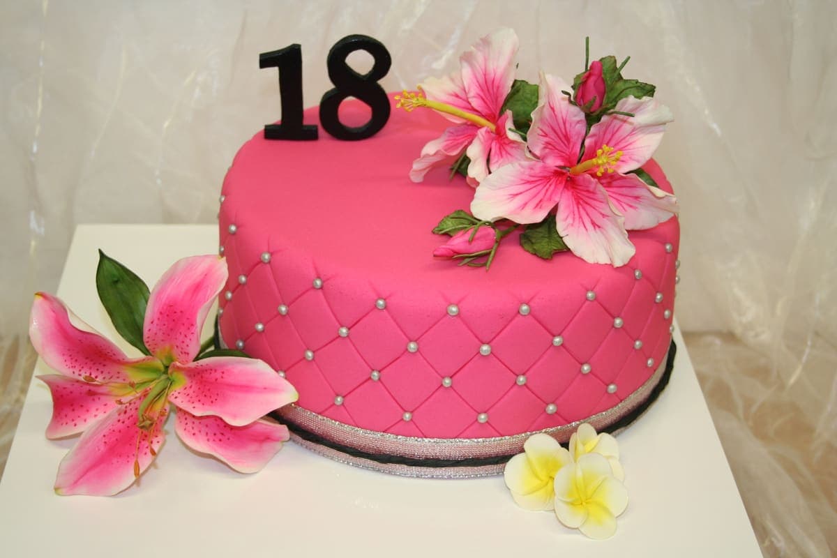 Frühlingshafte Torte mit rosa Lilien und Pastellfarben - Bavaria Cake Landshut
