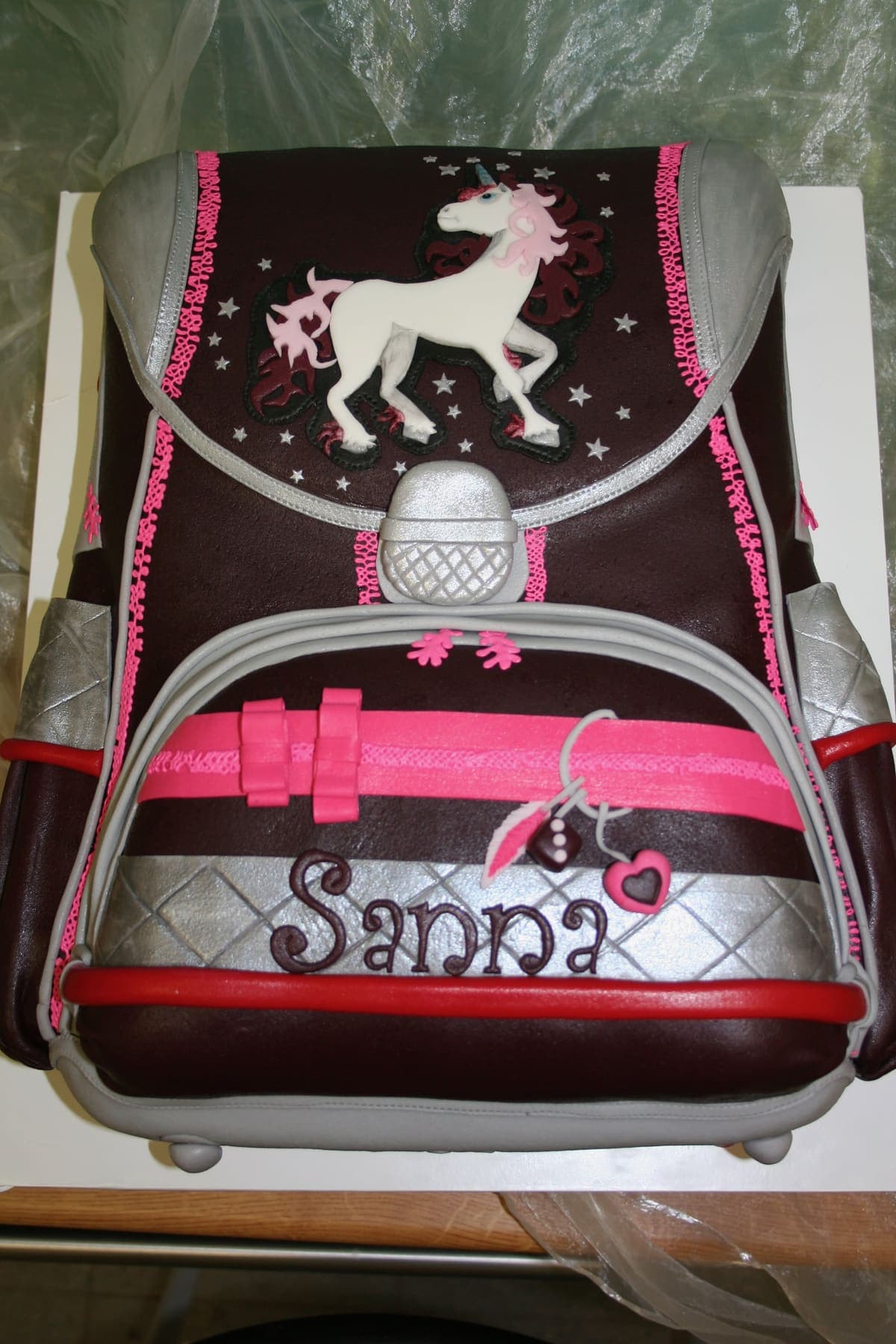 Detailgetreue Schulranzen-Torte mit Einhorn-Motiv und realistischen Details