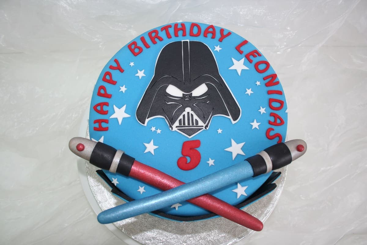 Star Wars Geburtstagstorte mit Darth Vader und Lichtschwertern