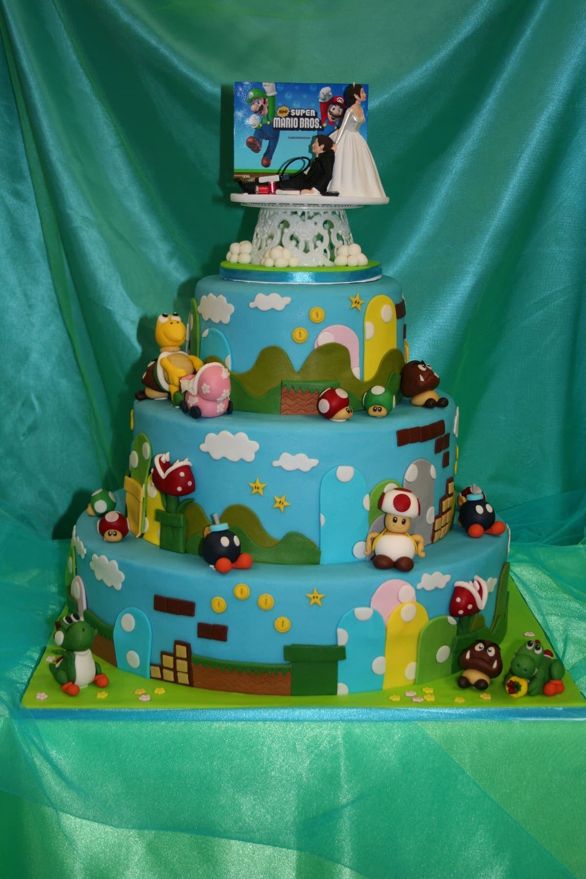 Vierstöckige Super Mario Hochzeitstorte mit Spielfiguren und Brautpaar