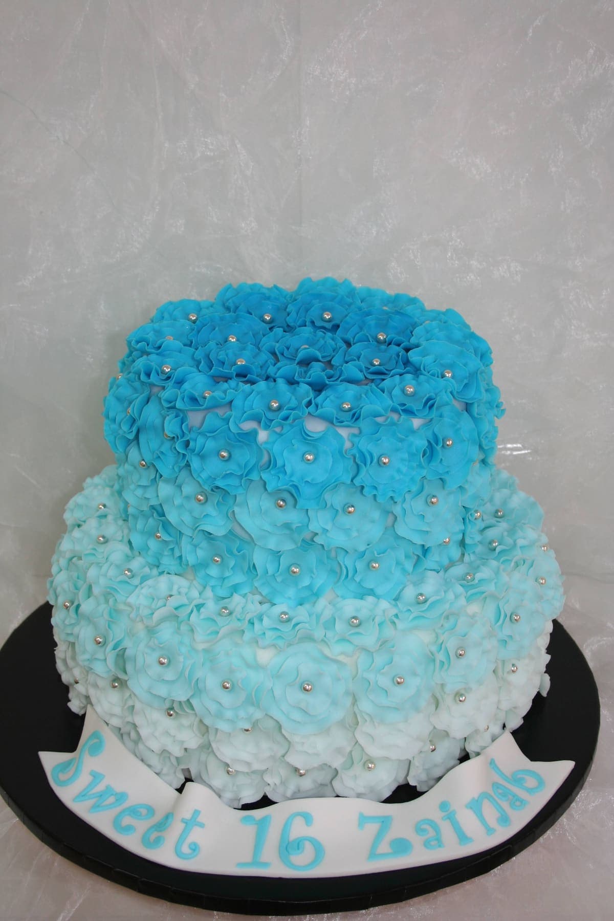 Sweet 16 Rüschen-Torte mit blauen Rosen und Perlen - Konditorei Landshut