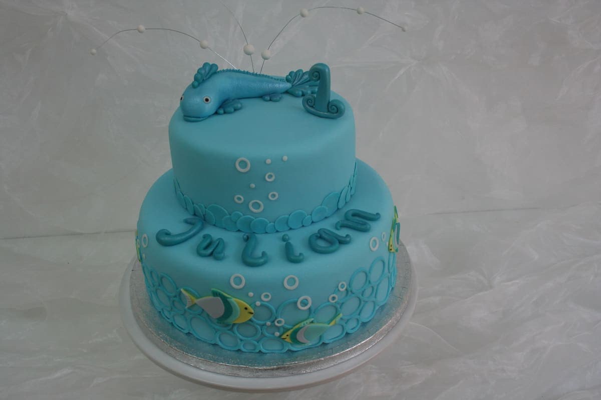 Zweistöckige Unterwasser-Torte mit Meerestieren und Korallen