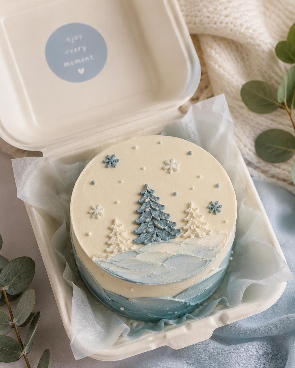 Bento Cake Winterlandschaft mit blauen Tannenbäumen