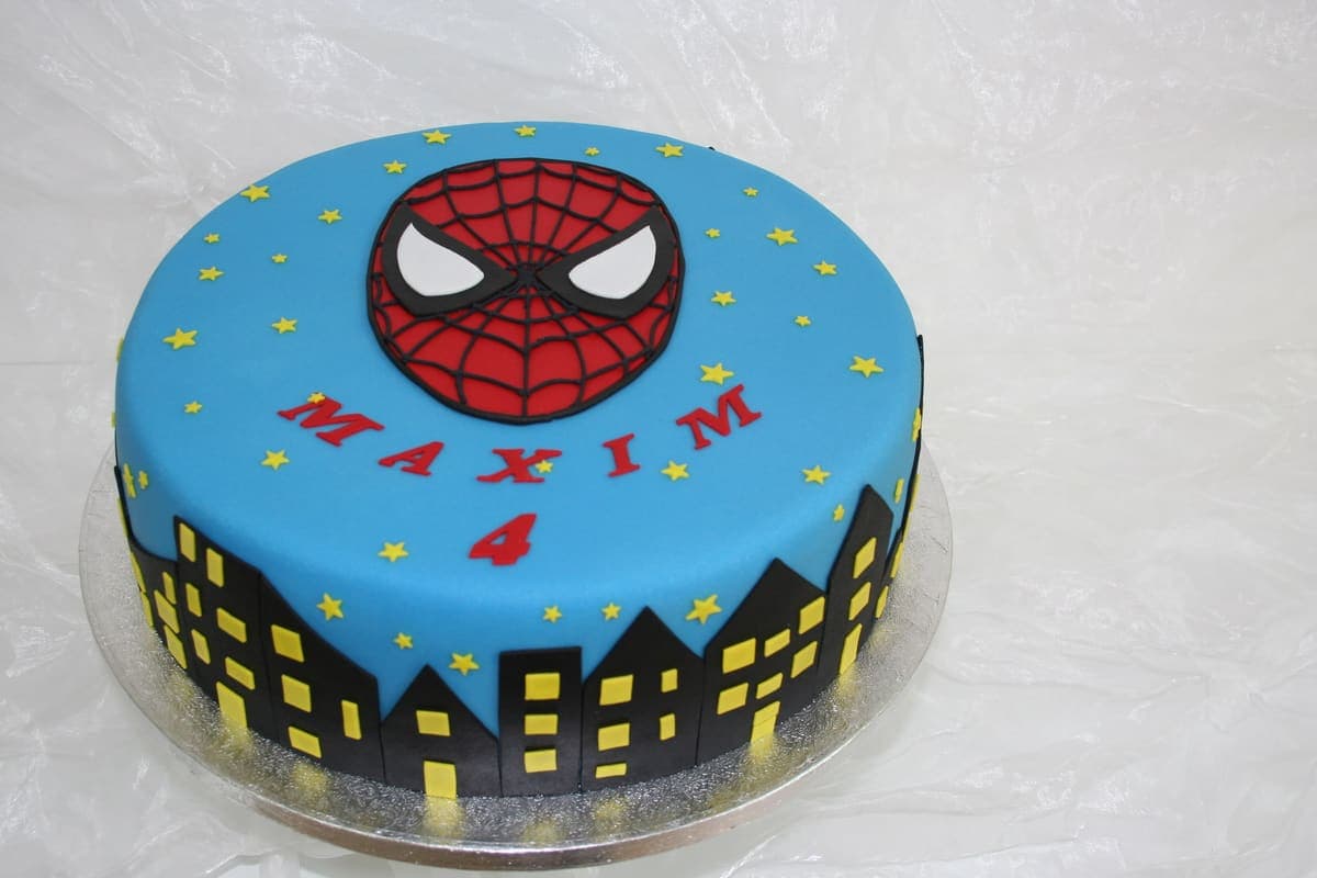 Spider-Man Motivtorte mit Stadtpanorama - Bavaria Cake Landshut
