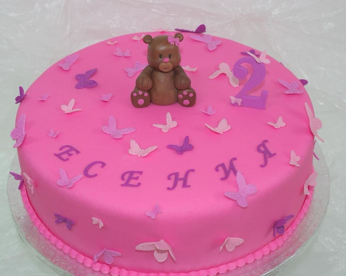 Motivtorte pink mit Teddybär und Schmetterlinge – Fondant-Geburtstagstorte