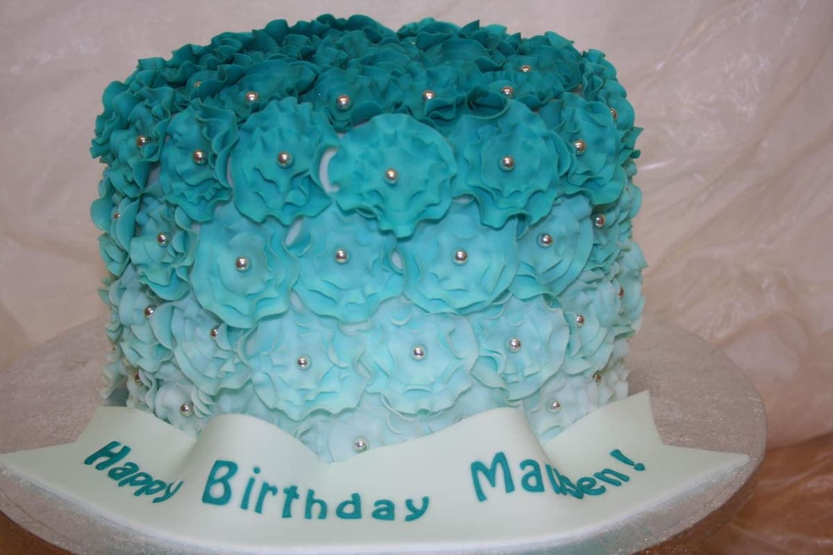 Motivtorte türkis Ombré mit Fondant-Rüschen und Silberperlen