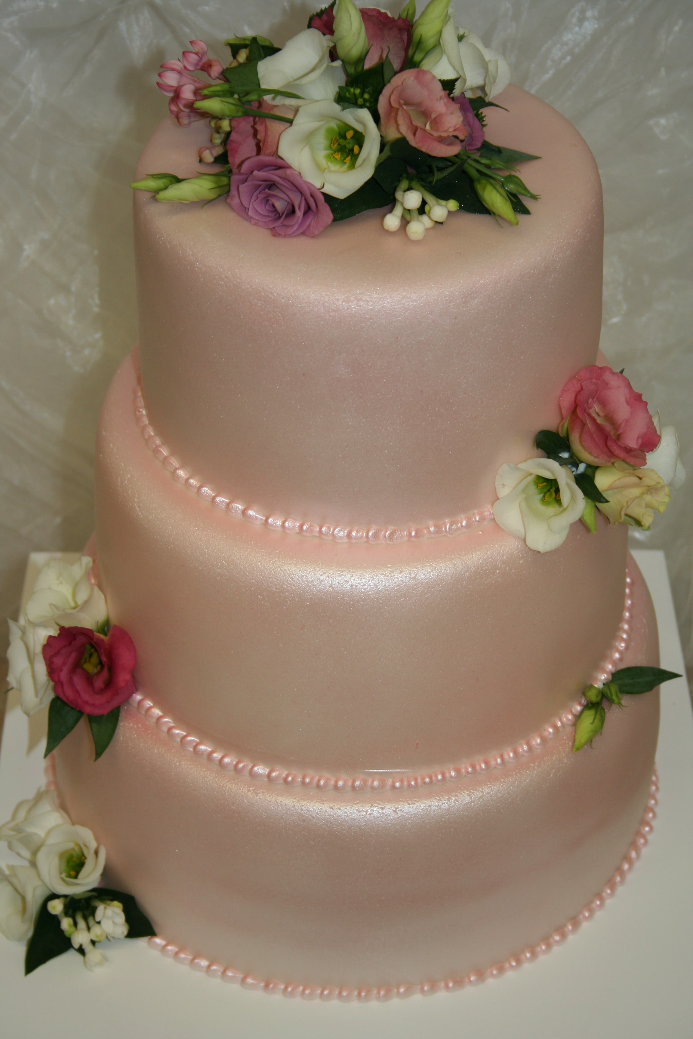 Elegante Champagner-Hochzeitstorte