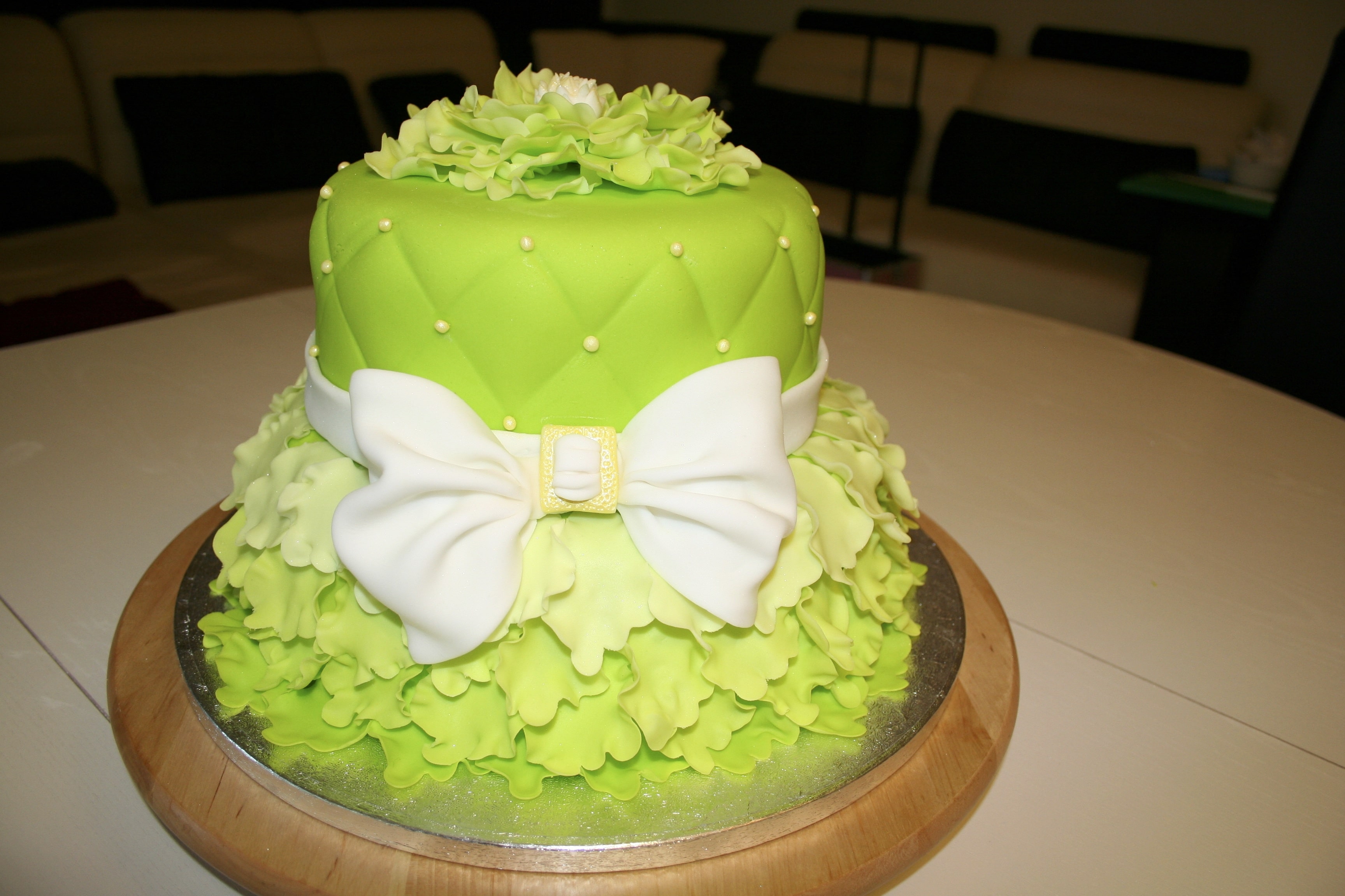 Grüne Rüschen-Torte mit Schleife