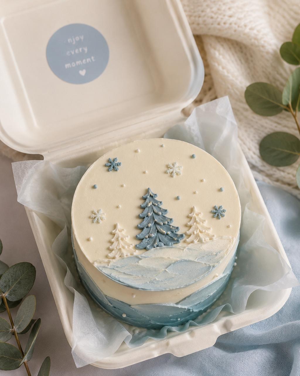 Bento Cake Winterlandschaft mit blauen Tannenbäumen