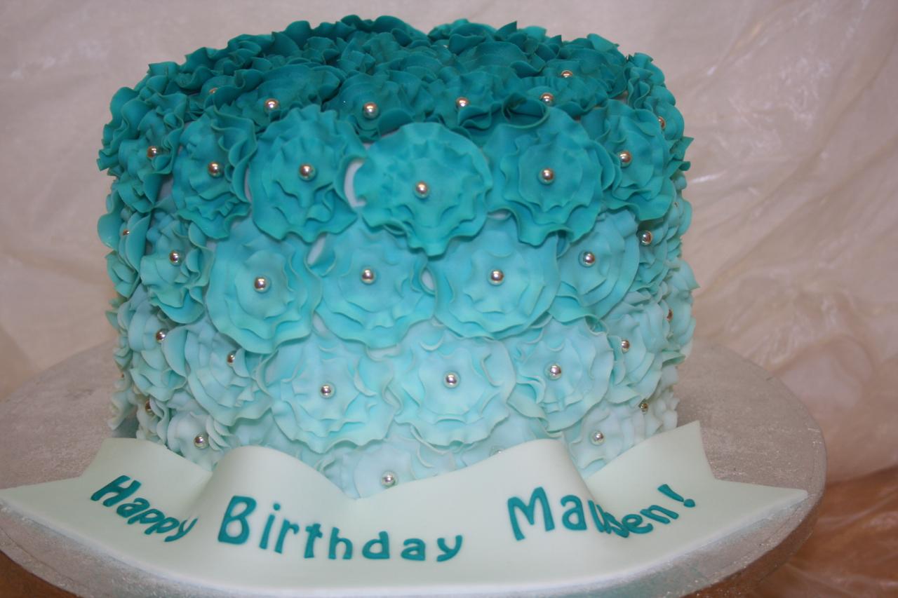 Motivtorte türkis Ombré mit Fondant-Rüschen und Silberperlen